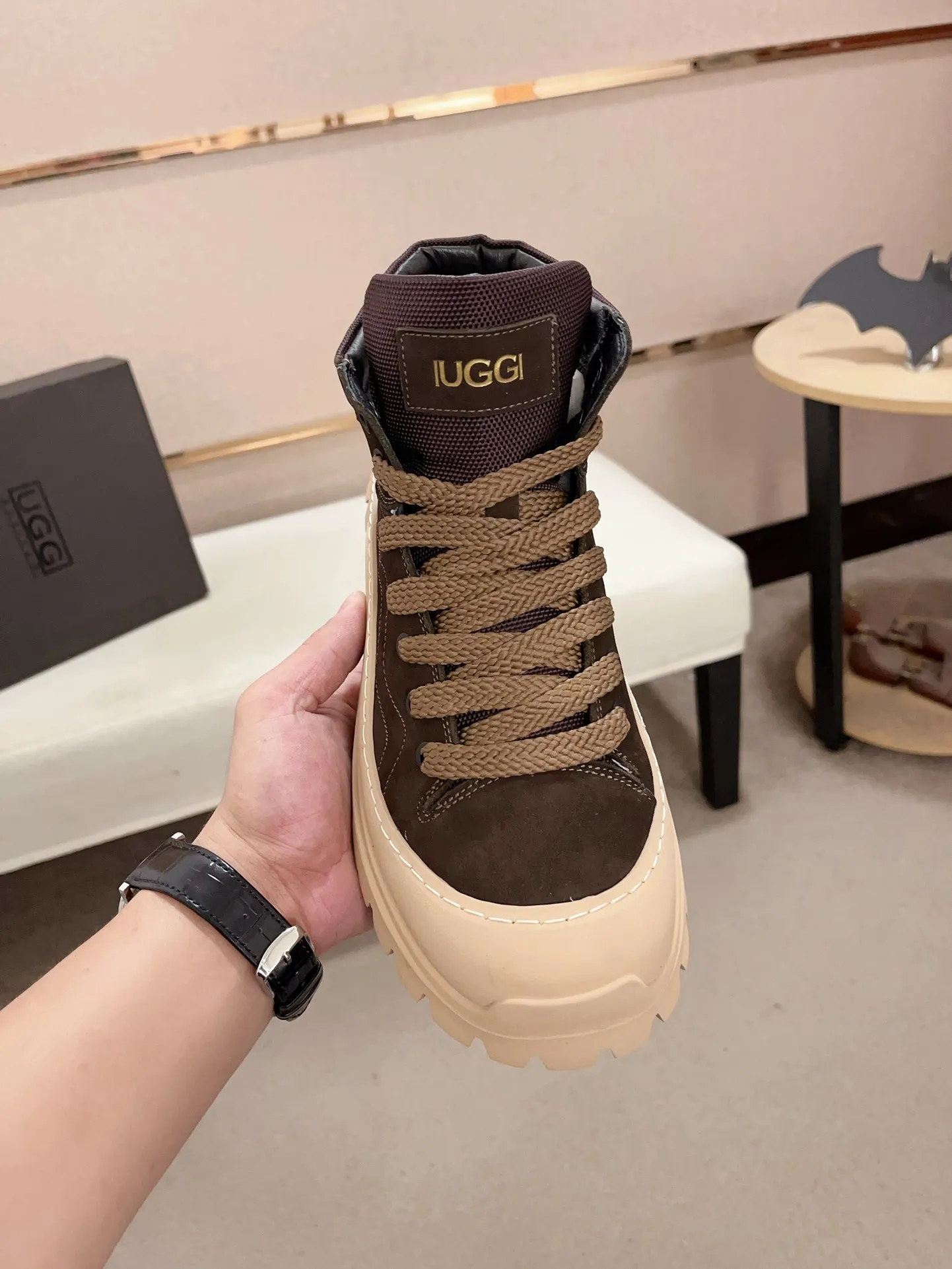 Factory Price: 390 Men's Men's Shoes 💰North American Men's Shoes Ugg ☃️In the special sale of new high-quality men's shoes and snow boots in autumn and winter, the nemesis of extreme cold weather! Made of cowhide leather, merino wool lining, and original outsole, whether driving, outdoor or daily wear, there is always one that suits you! Code number 39-44